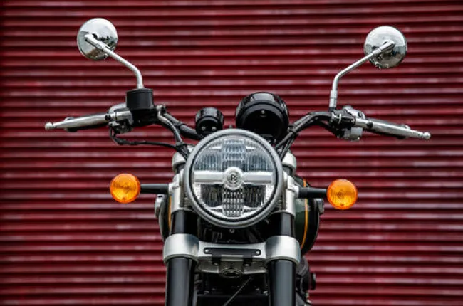 Super Meteor 650 Front Indicator View