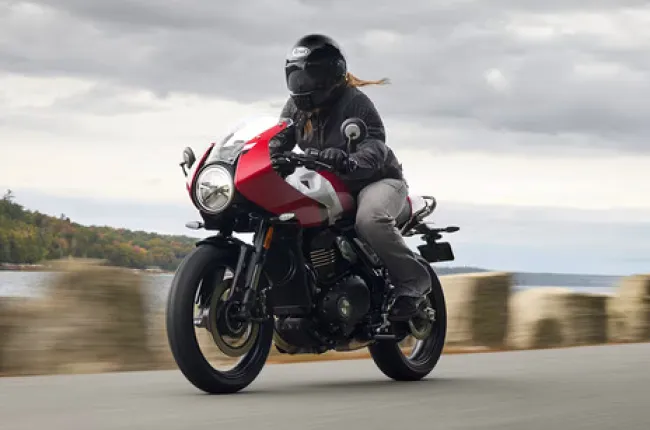 Thruxton 400 Riding: Front Left Quarter View