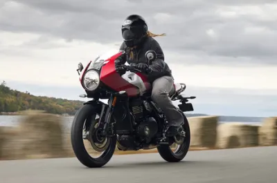 Thruxton 400 Riding: Front Left Quarter View