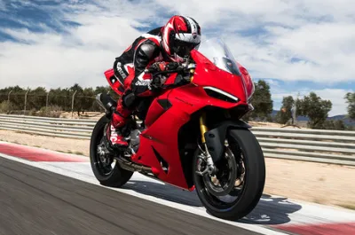 Panigale V2 Riding: Front Right Quarter View