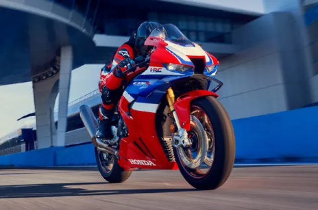 CBR1000RR-R Fireblade SP Riding: Front Right Quarter View