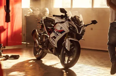 G 310 RR Front Right Quarter View