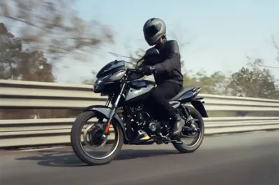 Pulsar 180 Riding: Front Left Quarter View