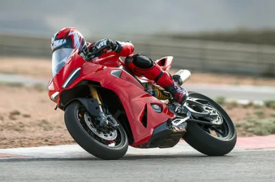 Panigale V2 Riding: Front Left Quarter View