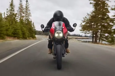 Thruxton 400 Riding: Front View